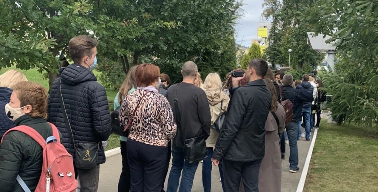Огромная очередь выстроилась к суду, где объявят приговор Знаку и Колесниковой