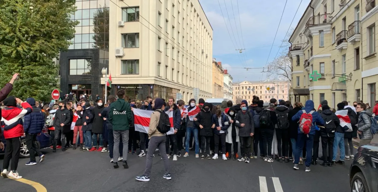Студенты перекрывают улицу / Еврорадио​