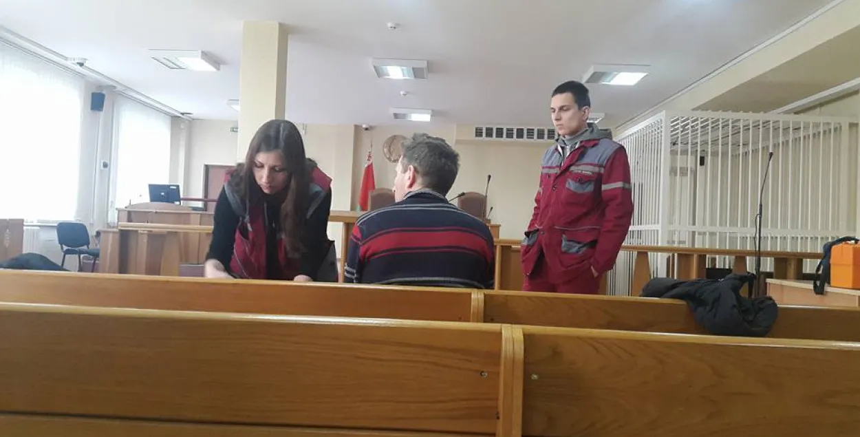 Фотафакт: Да Алеся Лагвінца ў суд выклікалі медыкаў