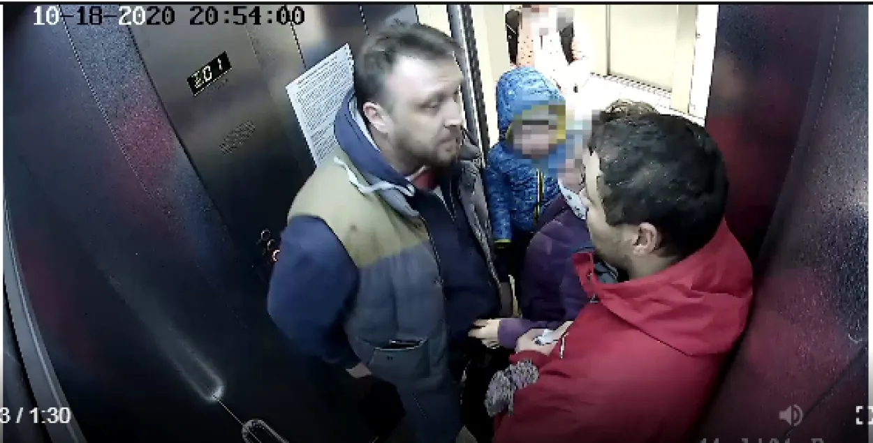 Чалавек, падобны да арганізатара праўладных шэсцяў, на відэа б'е ў ліфце мужчыну