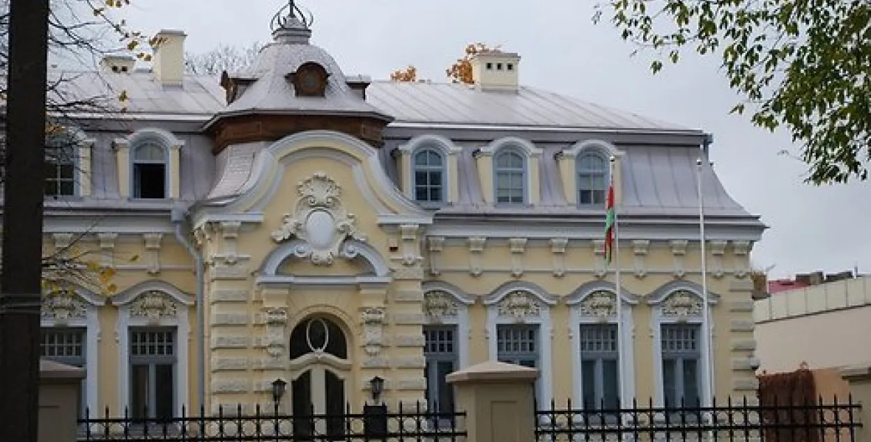 У двары беларускай амбасады ў Вільні выбухнуў невядомы прадмет
