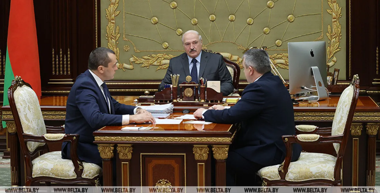 Міністр сельскай гаспадаркі і харчавання Іван Крупко (справа) і віцэ-прэм'ер Аляксандр Субоцін (злева) з дакладамі ў Аляксандра Лукашэнкі / БЕЛТА​