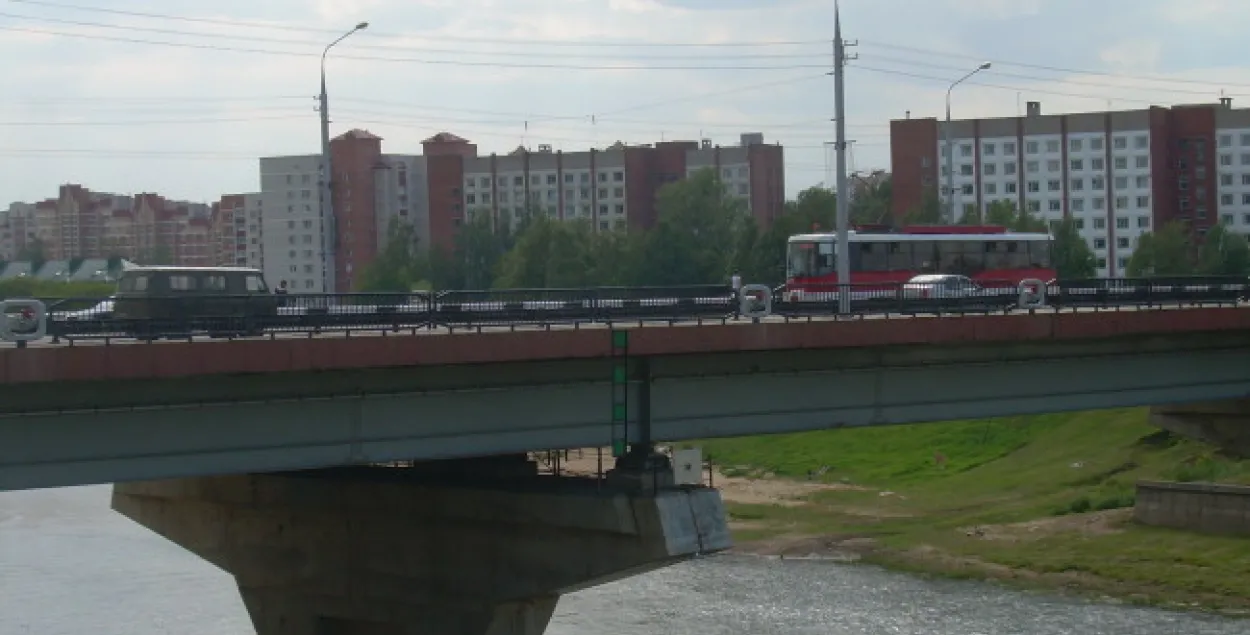 У Віцебску інспектар ДПС уратаваў жанчыну, якая хацела скокнуць з моста
