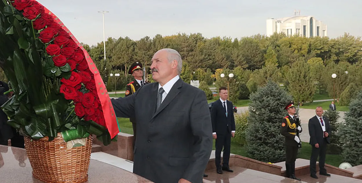 Лукашэнка ў Ташкенце ўсклаў кветкі да помніка першаму прэзідэнту Узбекістана