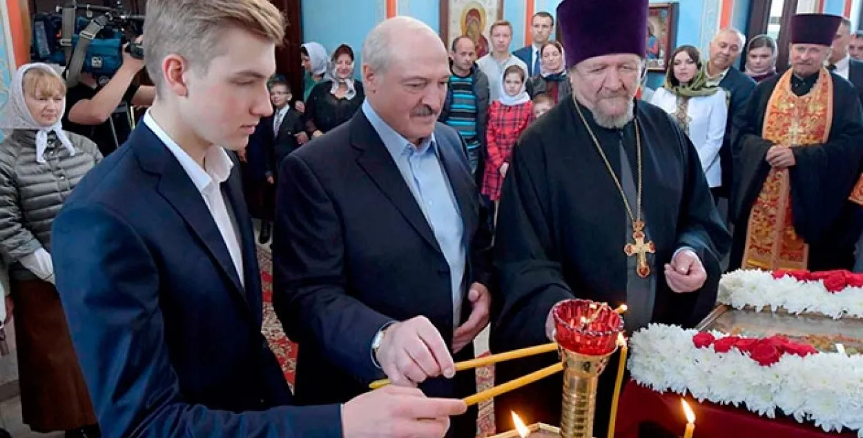 Александр Лукашенко с младшим сыном Николаем в церкви / president.gov.by​