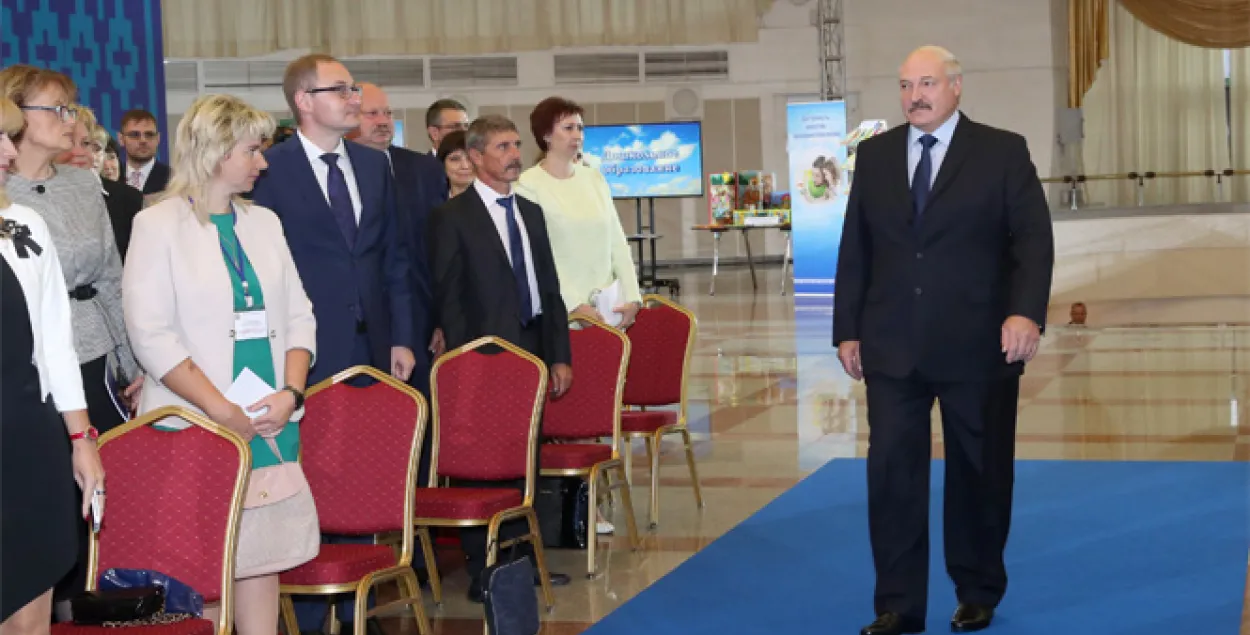 Лукашэнка абяцае новыя школьныя падручнікі да 1 верасня 2019 года