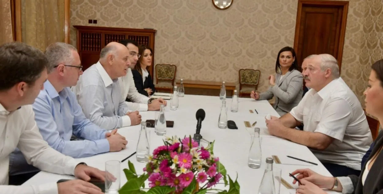 Александр Лукашенко на встрече с Асланом Бжания apsnypress.info
