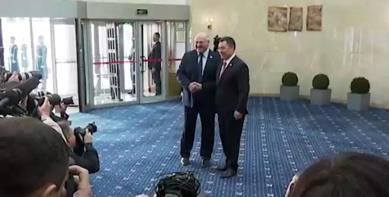 Момент, когда Лукашенко врёт журналистам о своём "Мерседесе"
