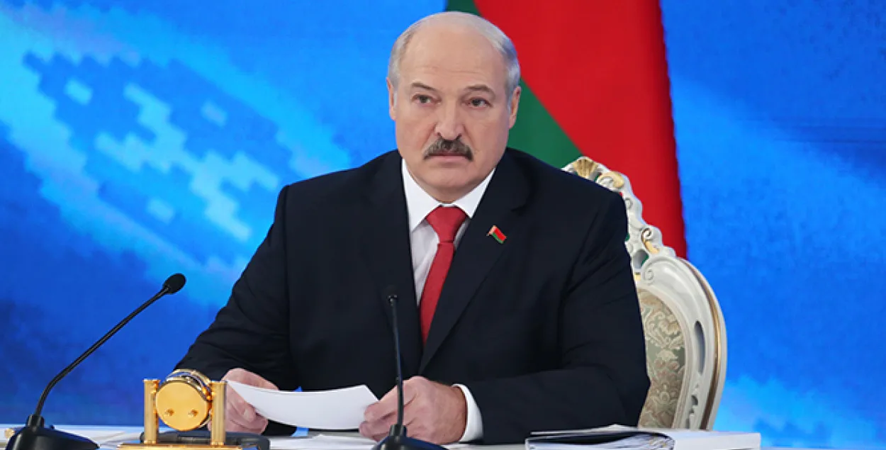 Лукашэнка павіншаваў беларусак з Днём жанчын