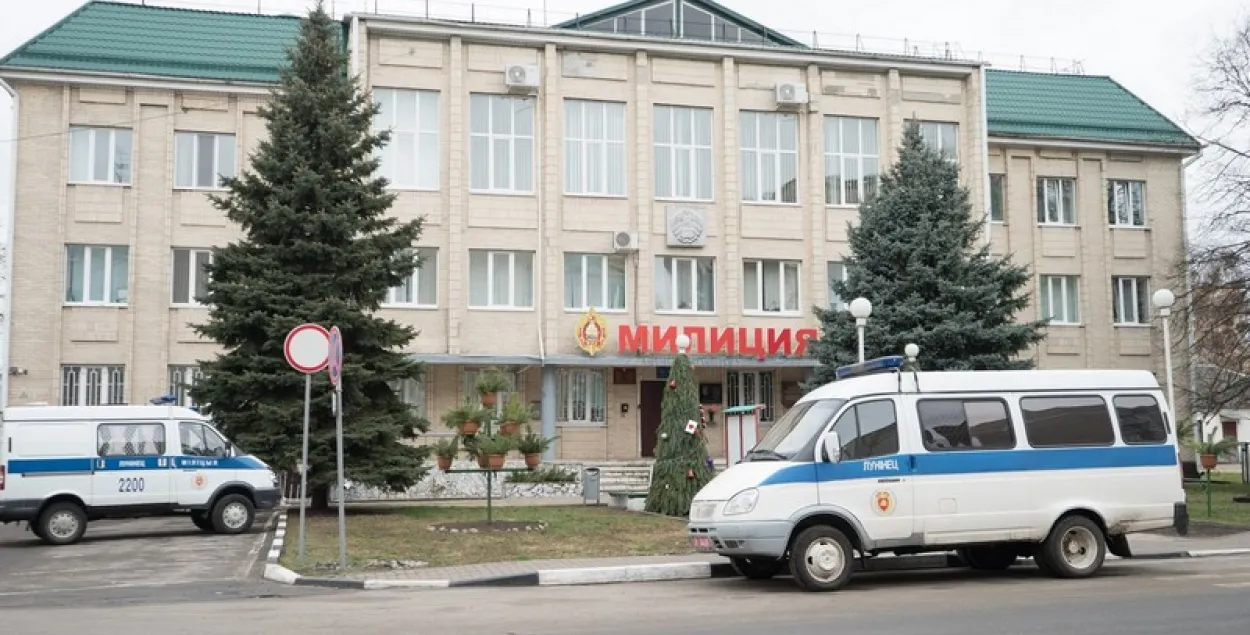 Жанчына ў Лунінцы ўчыніла бойку ў рэстаране і сарвала пагон з міліцыянта