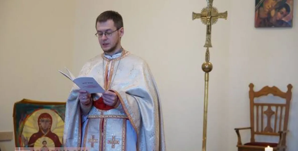 Грэка-каталіцкага святара аштрафавалі за налепку "Украіна, прабач"