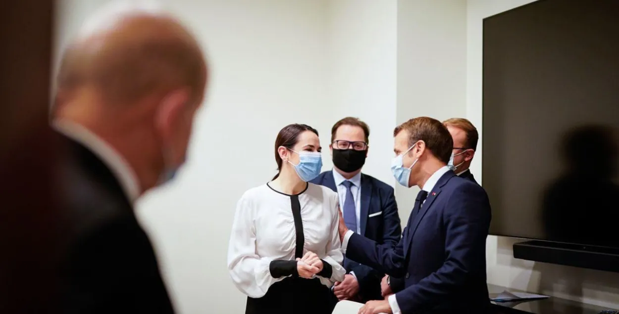 З'явіліся здымкі з сустрэчы ў Вільні Ціханоўскай і Макрона