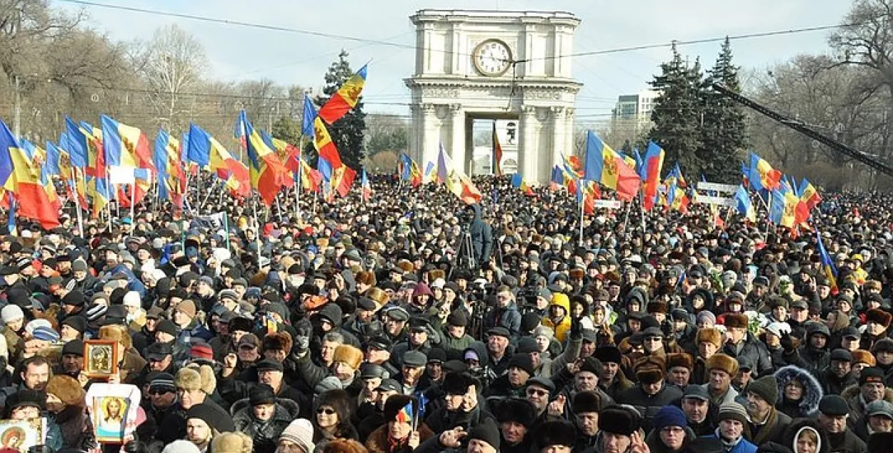 У Кішынёве апазіцыя зладзіла шматтысячны мітынг 