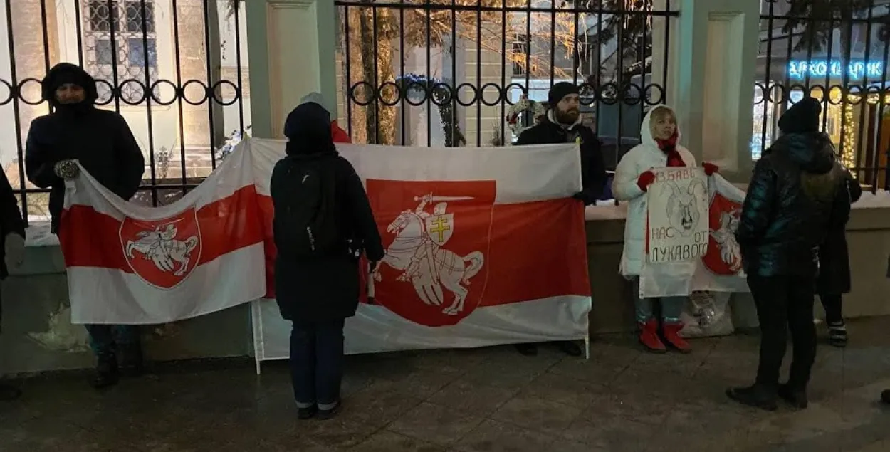 За акцыі ў падтрымку Беларусі беларусаў у Расіі пазбаўляюць віду на жыхарства