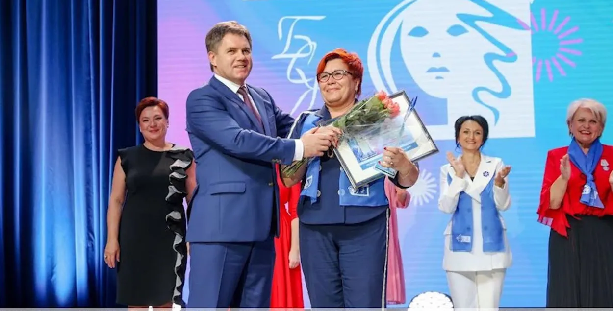 Валянціна Кулак і Ігар Петрышэнка падчас уручэння прэміі "Жанчына года" / БЕЛТА