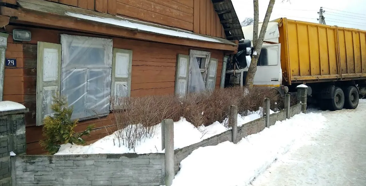 У вёсцы пад Гродна грузавік МАЗ урэзаўся ў жылы дом