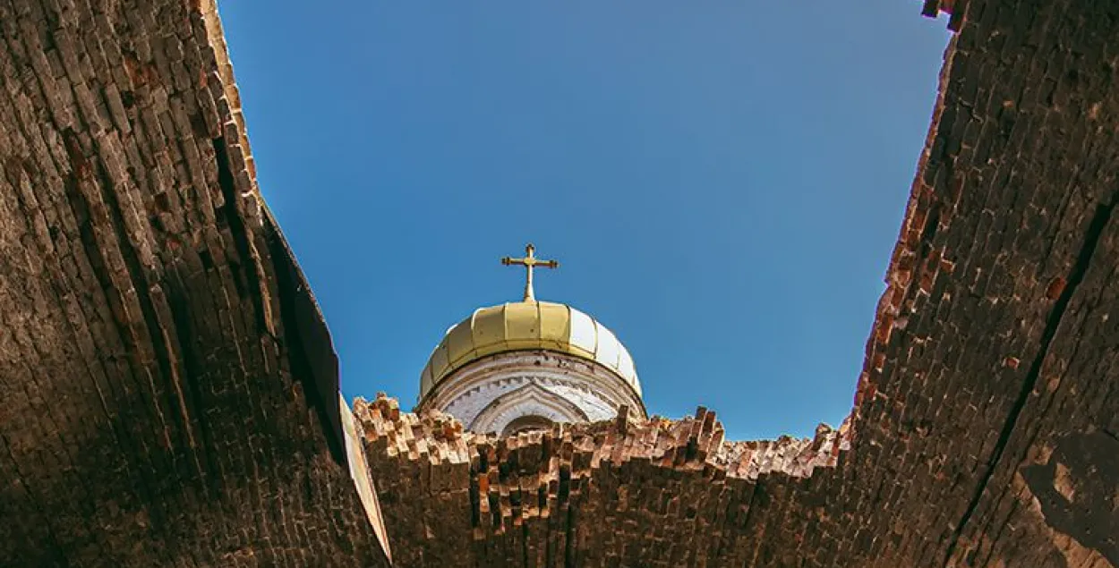 Пуцін абараняе "рускі свет" разбурэннем цэркваў, у тым ліку і тых, якія падпарадкаваныя Маскоўскаму патрыярхату. Разбураная Узнясенская царква ў сяле Лукашоўка / Андрэй Новікаў​ / hromadske