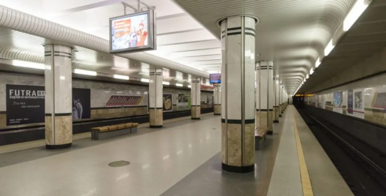 У мінскім метро жанчына саскочыла на рэйкі перад цягніком