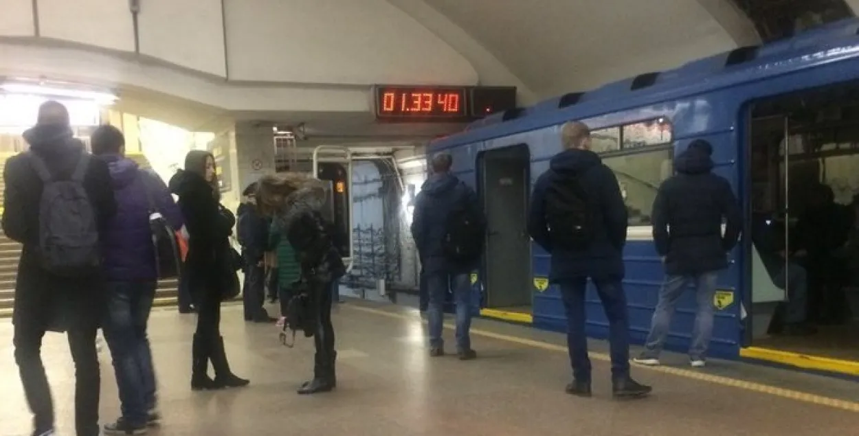 Уначы Мінскае метро “замкнула”: цягнікі на першай лініі спыніліся