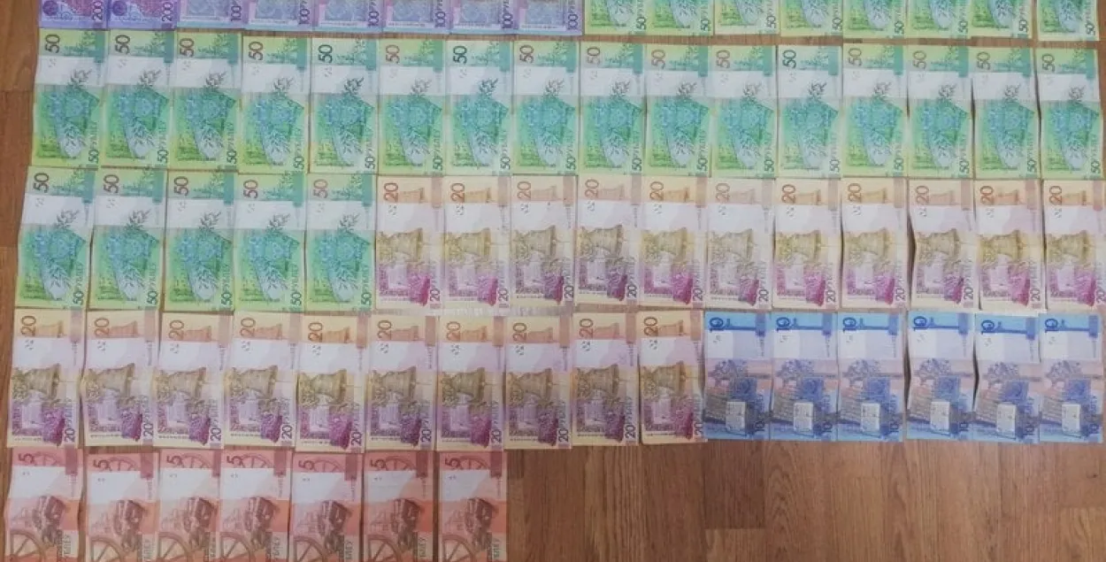 "Здабыча" гомельскай міліцыі ад затрыманага валютчыка / t.me/uvdgomel
