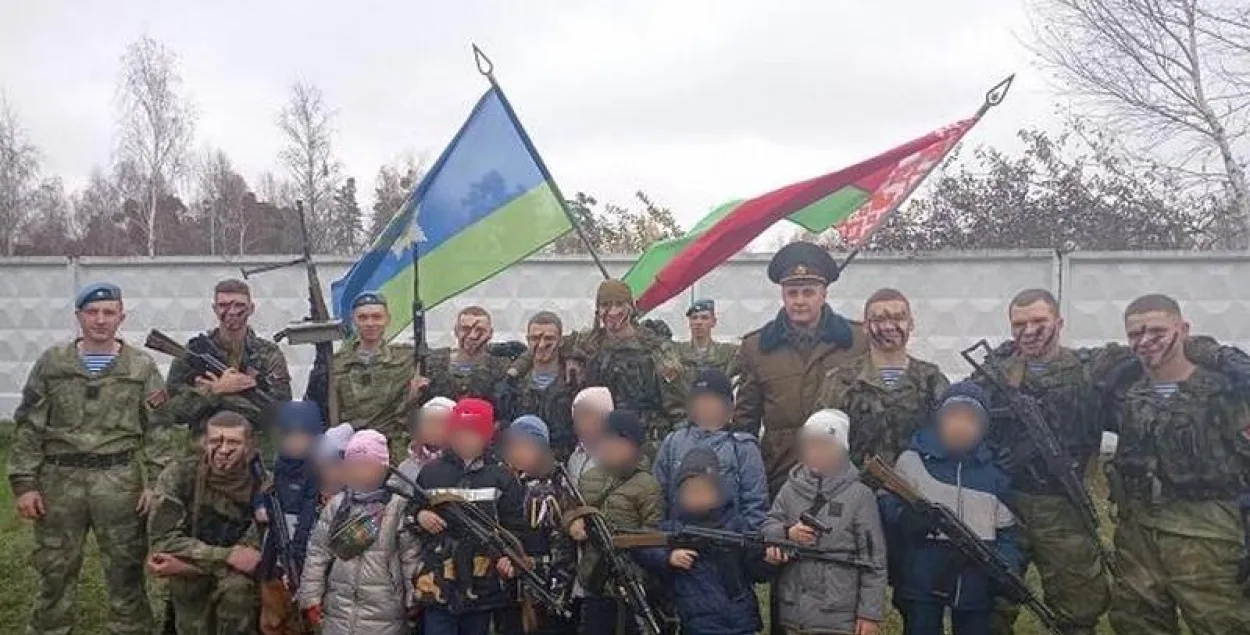 Дзеці са зброй у Мікашэвічах / lnc.by
