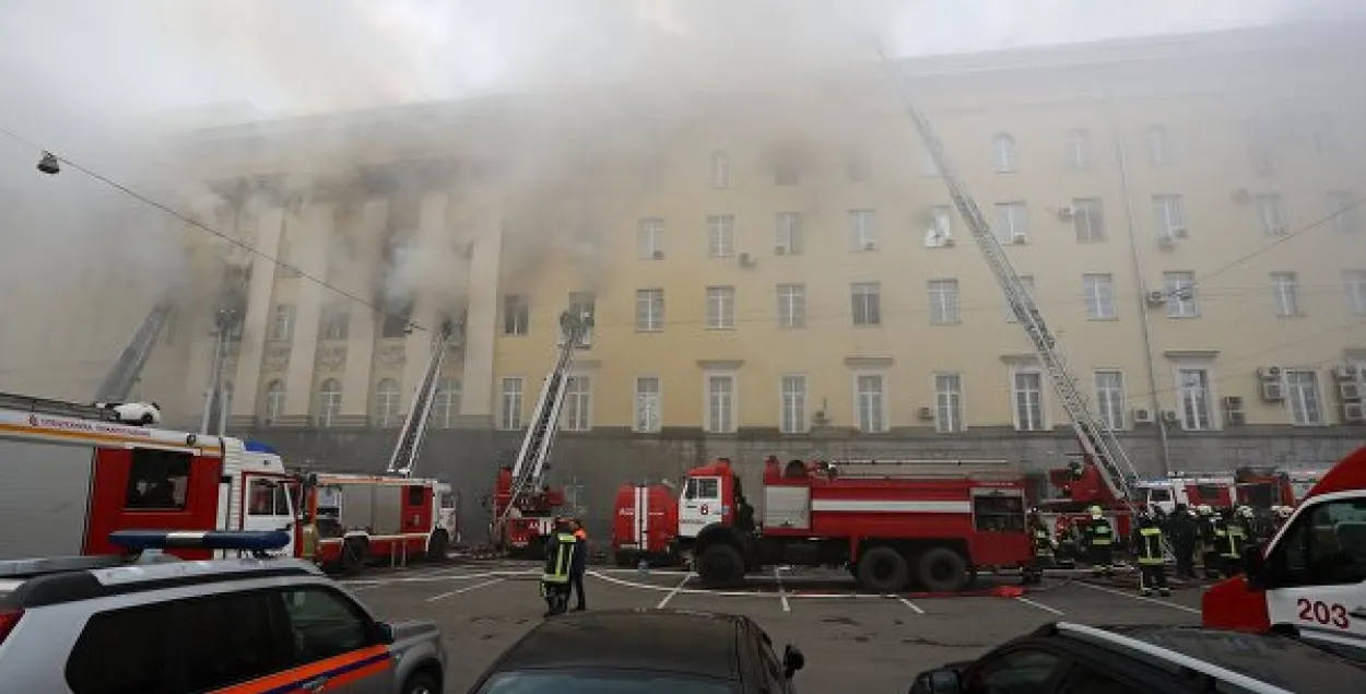 У будынку Мінабароны Расіі, які гарыць у Маскве, абрынуўся дах