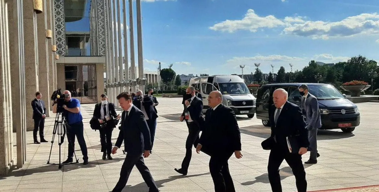 Михаил Мишустин идет во Дворец Независимости / t.me/pul_1​