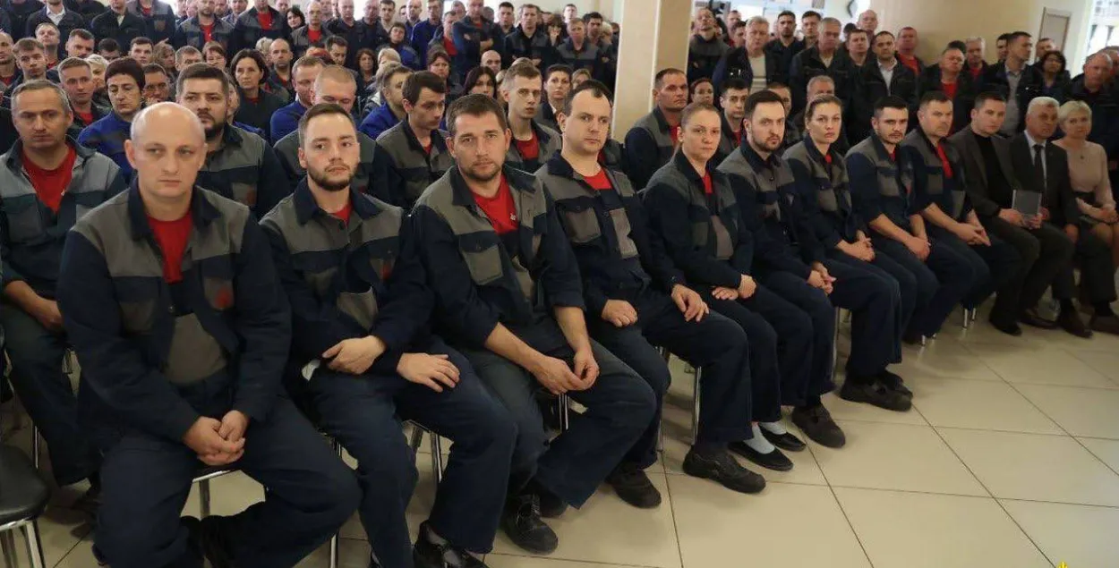 Встреча руководства силового блока с рабочими Бреста по поводу "складывающейся военно-политической обстановки в стране" / @modmilby
