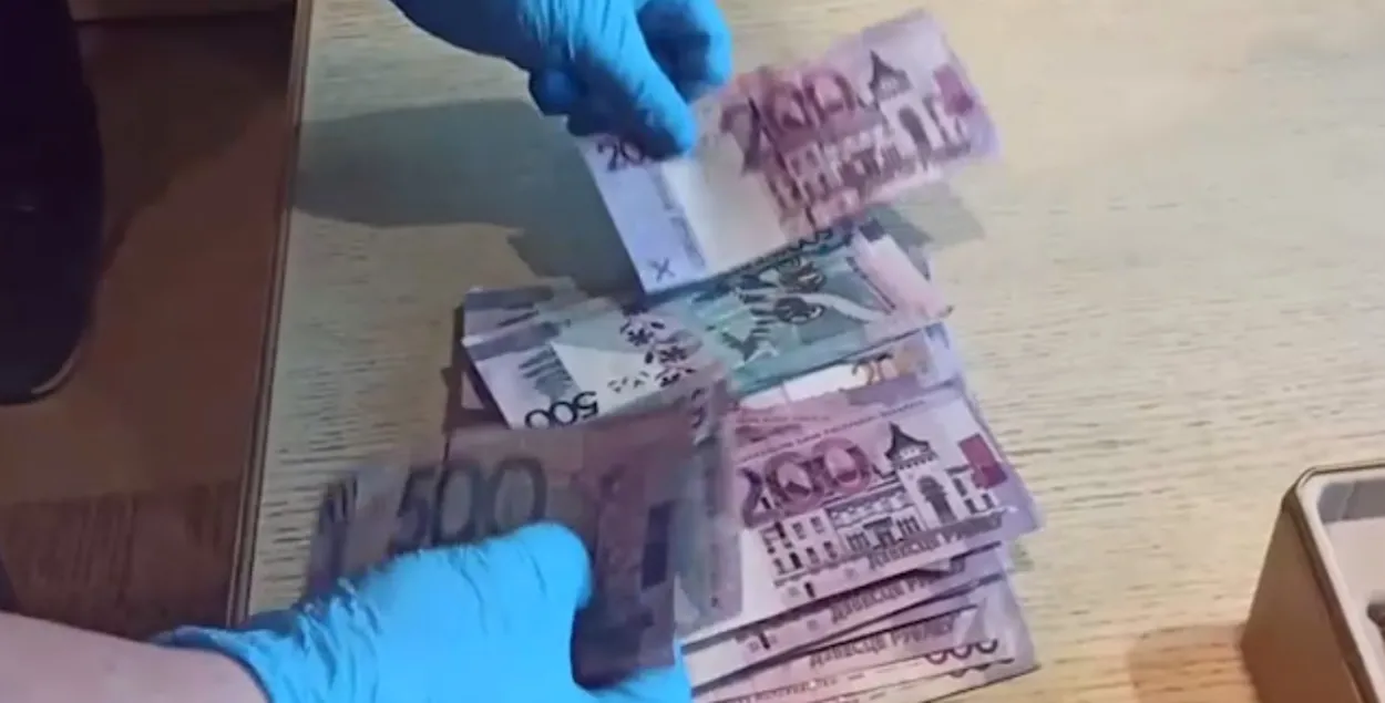 Мужчыну затрымалі пры перадачы часткі хабару / @pressmvd
