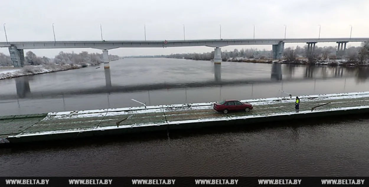 Побач з аварыйным мостам праз Прыпяць пабудуюць часовы драўляны — для пешаходаў