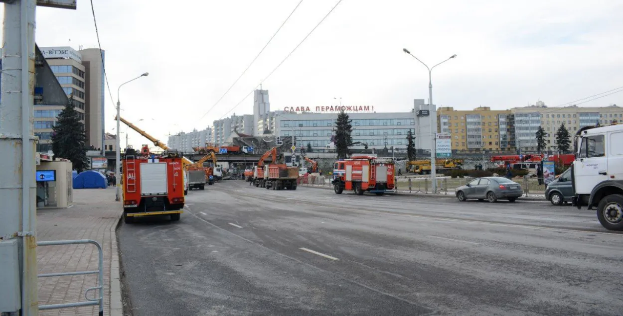 На відэа трапіў момант, як у цэнтры Мінска абрынуўся мост