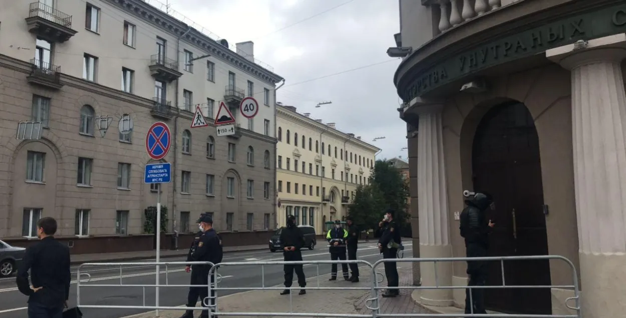 Акцыя каля будынка МУС у Мінску, сілавікі заблакавалі вуліцы. Стрым