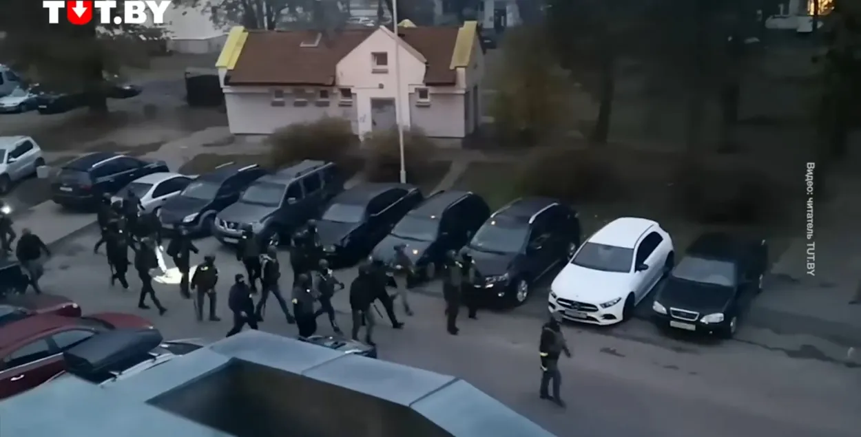 Сілавікі ў дварах на вуліцы Арлоўскай / скрыншот відэа TUT.BY