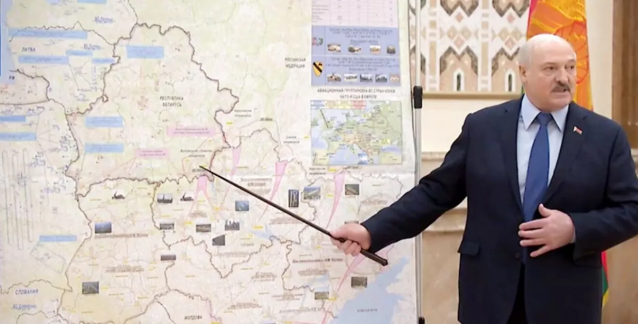Лукашэнка паказвае, "адкуль на Беларусь рыхтаваўся напад" / кадр з відэа прэс-службы Лукашэнкі
