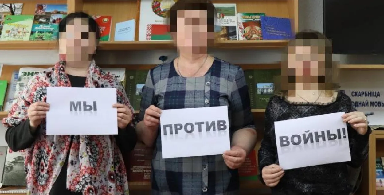Учителя участвуют во флешмобе за мир / Фото из соцсетей​