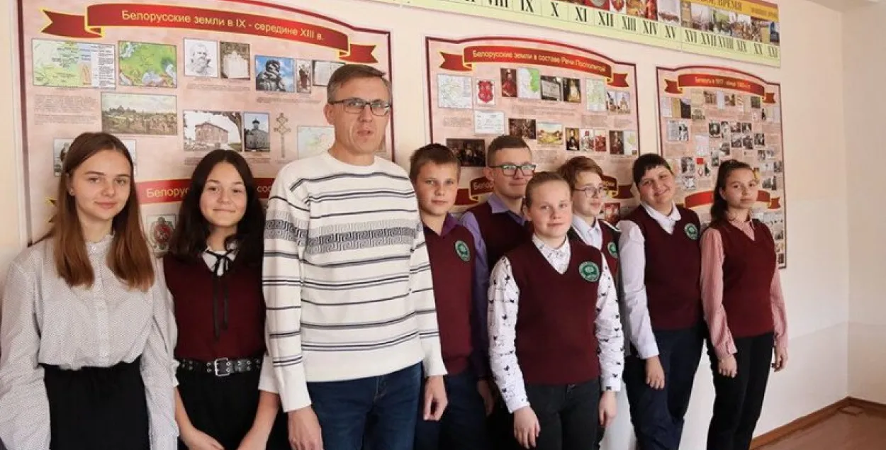 Андрей Петровский с учениками / газета "Светлый путь"​