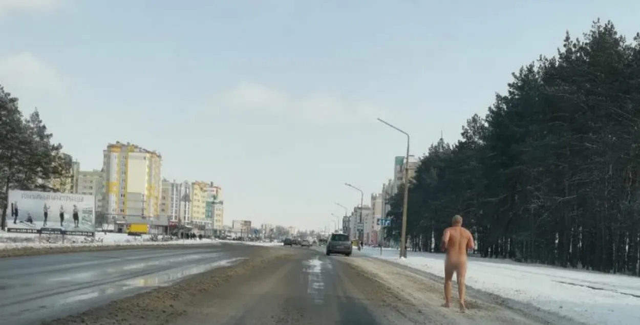 У Пінску па праспекце бег аголены мужчына (фотафакт)