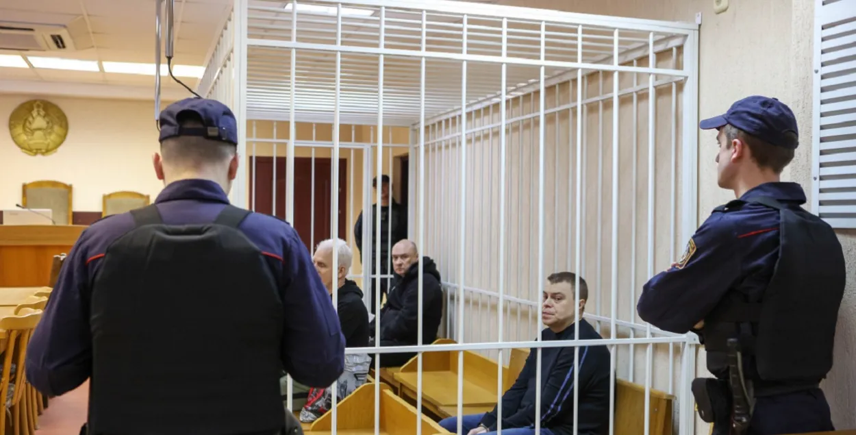 Алесь Бяляцкі, Валянцін Стэфановіч і Уладзімір Лабковіч у судзе / sb.by
