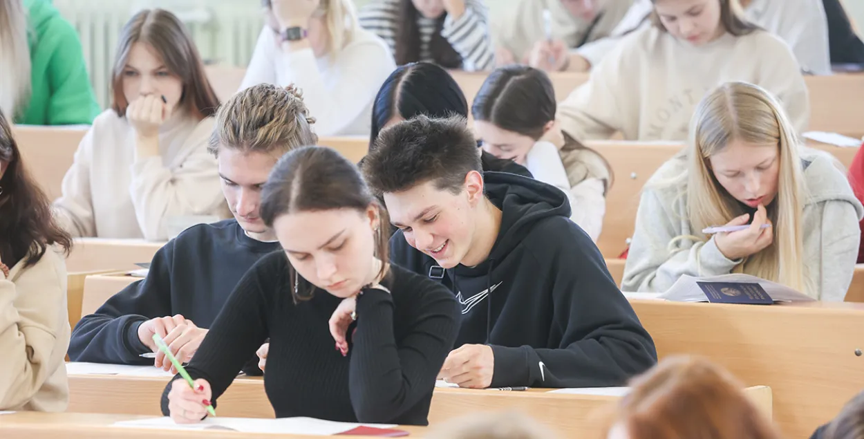 Каб паступіць у ВНУ, трэба паспяхова здаць два ЦЭ і адно ЦТ / ілюстрацыйнае фота sb.by
