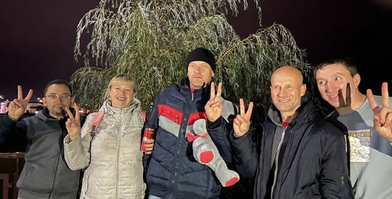 Аляксандр Нагела, Вольга Будай, Аляксандр Будай, Васіль Кашкель, Руслан Валюк &mdash; пасля вызвалення / "Instagram"
