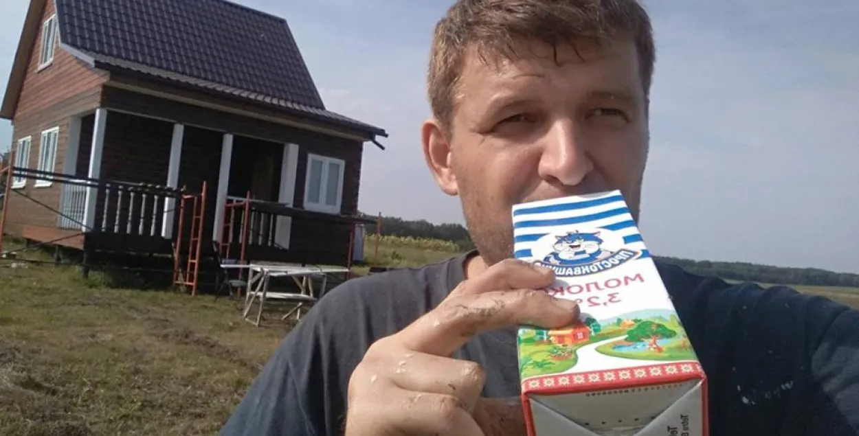 Сяргей Альшэўскі і яго дом, фота: facebook.com​