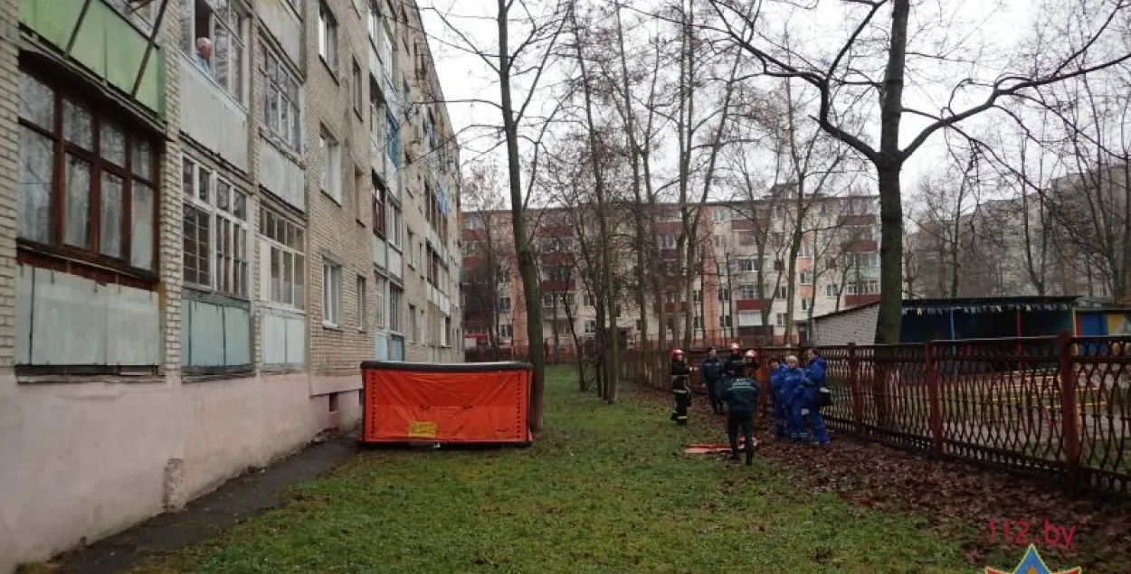 У Гомелі двое дзяцей былі на падаконніку адчыненага акна на пятым паверсе
