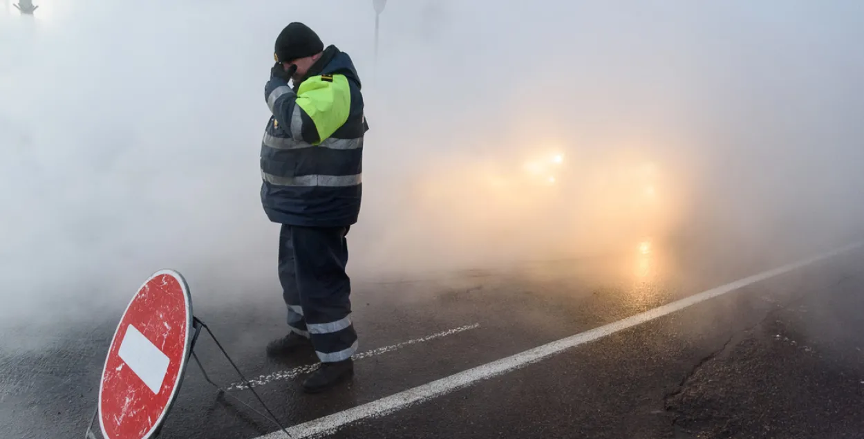 Партызанскі праспект у Мінску зацягнула парай з-пад зямлі (фота, відэа)