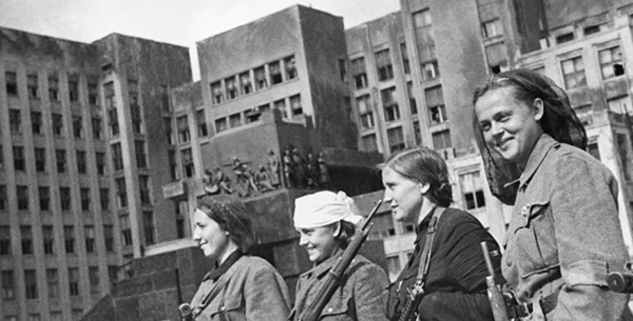 Беларускія партызаны на плошчы Леніна ў Мінску, пасля вызвалення горада / Уладзімір Лупейка