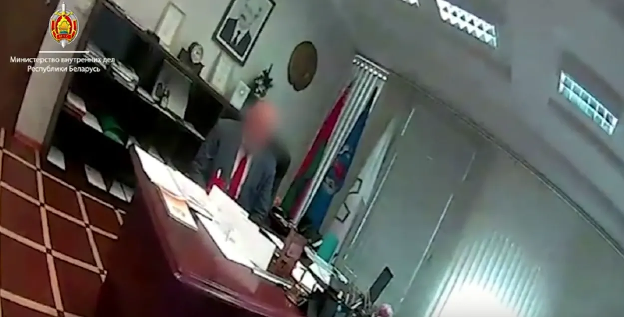За секунды до задержания / Скриншот с видео МВД​