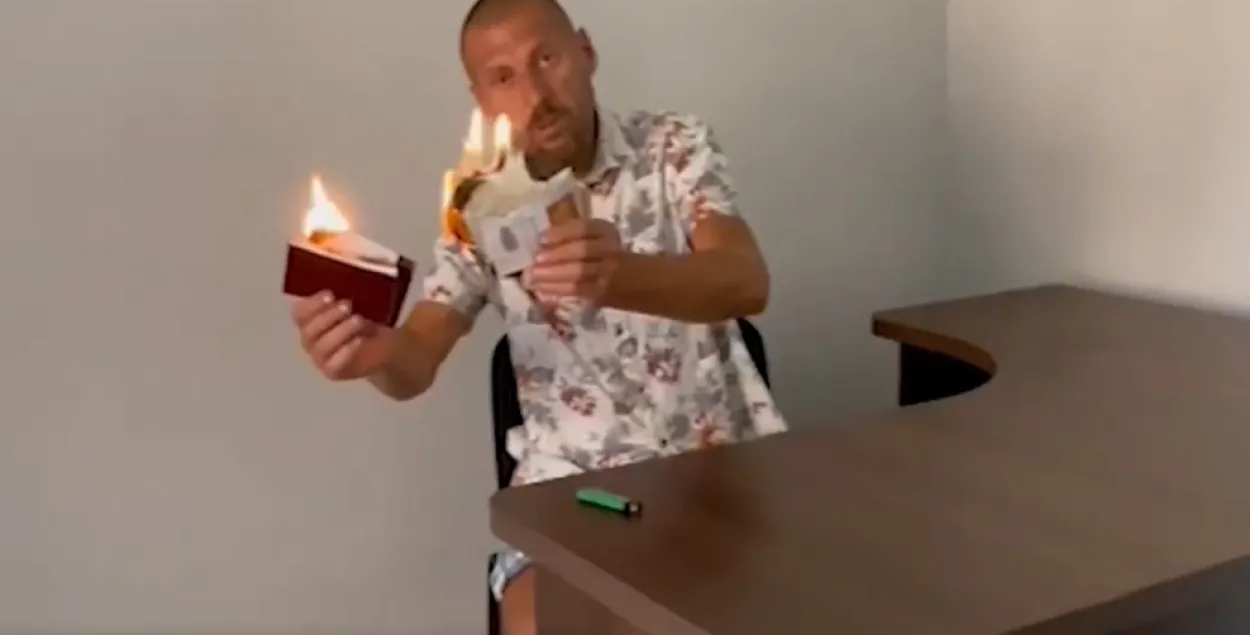 Некалькі соцень расіян, якія жывуць ва Украіне, спалілі свае пашпарты РФ
