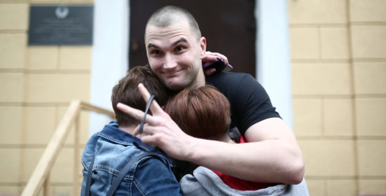 Фото: Наша Нива. Виктор Данилов возле СИЗО №1 на Володарского.