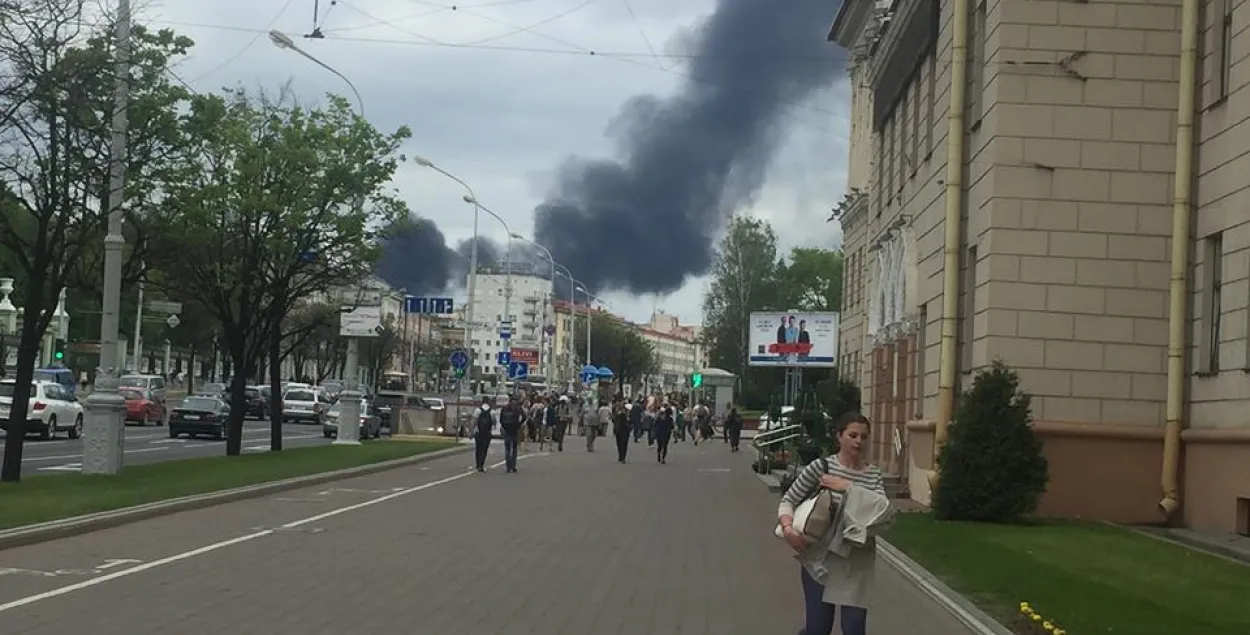 Фота: У цэнтры Мінска заўважылі вялікі слуп чорнага дыму