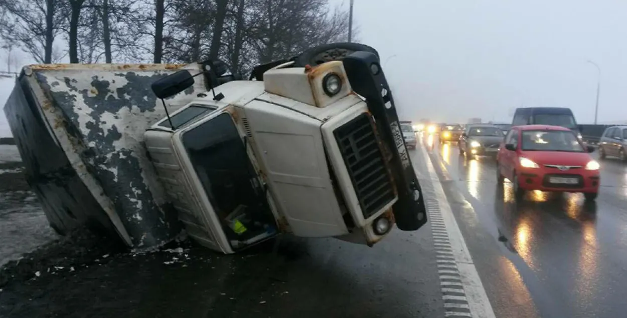 На Мінскай кальцавой аўтадарозе перакуліўся грузавік (фота)