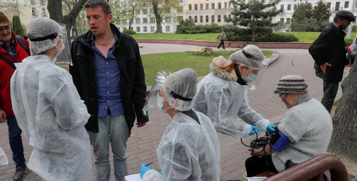 Добровольцы оказывают медицинскую помощь людям, включая бездомных и малообеспеченных граждан, во время эпидемии COVID-19 / Reuters